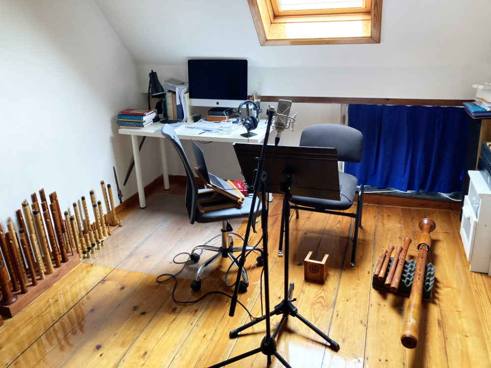 Home studio in Leuven during a 2025 recording session for the *Corpus of Recorded Counterpoint Examples* (CRCE).